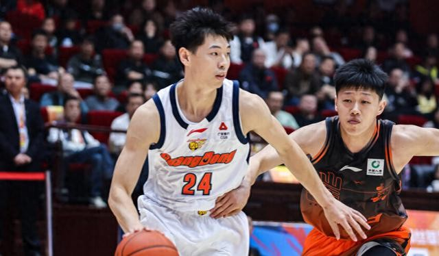 广东男篮惨败山东排名滑落 外援依赖与本土低迷