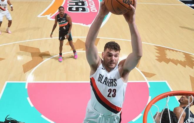 开拓者替补中锋罗威爆发率队逆转 首发克林根低