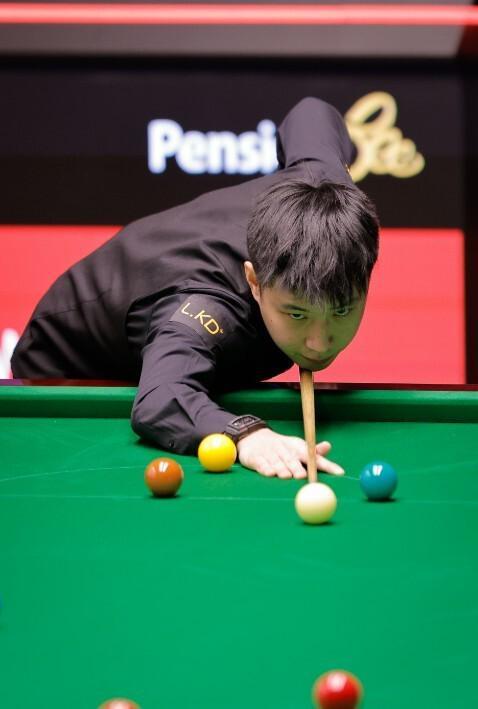 赵心童鏖战17局力克海菲尔德 斯诺克世锦赛32进