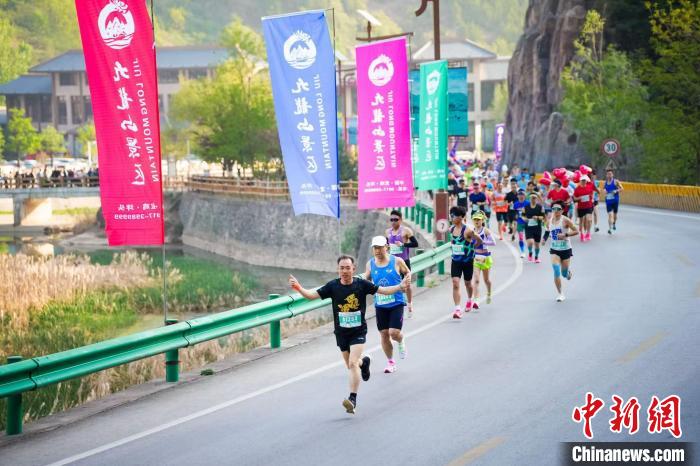 陈仓九龙山生态半程马拉松开跑，约8千名跑者以