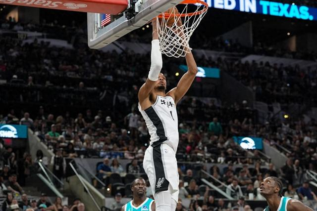 马刺大胜勇士文班亚马创历史纪录